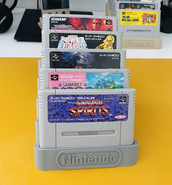 Présentoir RetroPixy vu de face, socle compris, garni de cinq cartouches Super Famicom